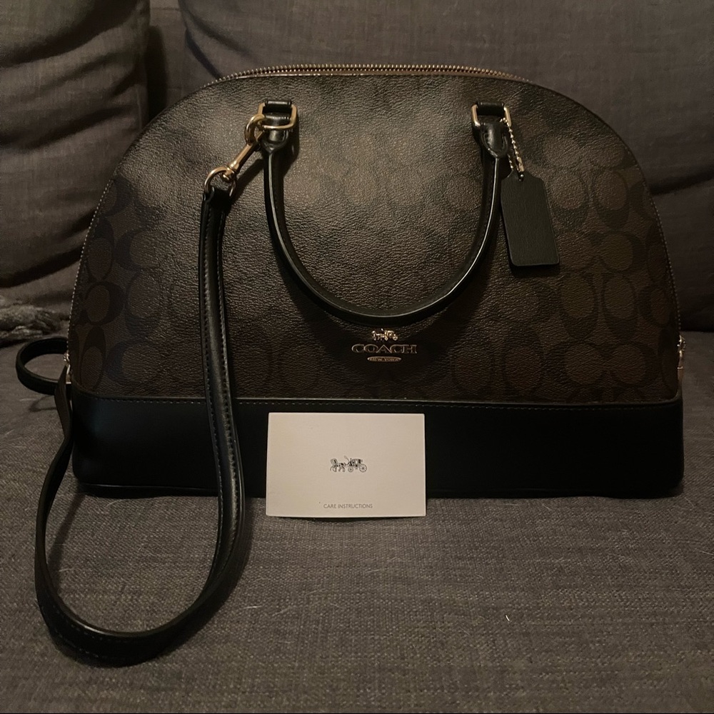 Coach shoulder bag with strap that comes off. Versatile, goes with any outfit.